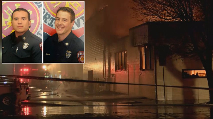 Dos bomberos mueren tras feroz incendio en biblioteca; arrestan a adolescentes