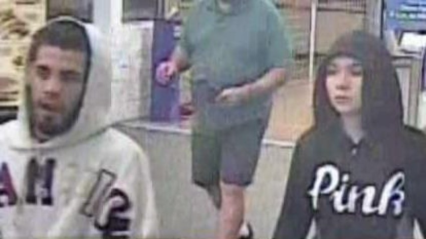 Buscan a sospechosos de comprar con tarjeta de crédito robada en una tienda Walmart