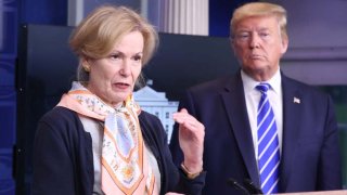 Presidente Trump escucha a la doctora Birx.