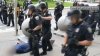 Acusan a policías que fueron grabados derribando a anciano en protesta