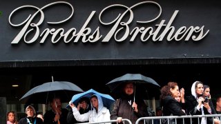 La firma de moda Brooks Brothers, la marca de ropa más antigua de Estados Unidos aún en funcionamiento, se declaró en bancarrota tras años de caída en sus ventas y golpeada por la crisis del coronavirus.