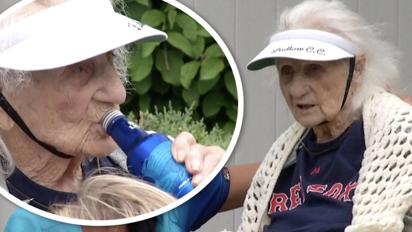 Con una cerveza bien fría, tatarabuela de 103 años celebra su recuperación de COVID-19
