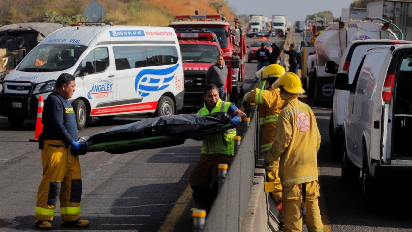 Sube a 14 la cifra de muertos en accidente en México