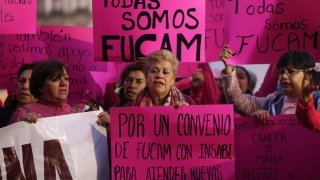 Pacientes de cáncer de mama protestan