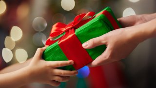 Niños podrán obtener sus regalos de Navidad gracias a oficiales de la  Policía de Tampa – Telemundo Tampa (49)