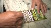 Hombre de Sarasota convierte $50 en $1 millón con un raspadito