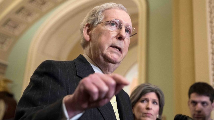 Republicanos ganan la Cámara Baja, y reeligen a Mitch McConnell como líder de la minoría en el Senado