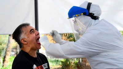 Miles acuden a quioscos de pruebas de COVID-19 en Ciudad de México.