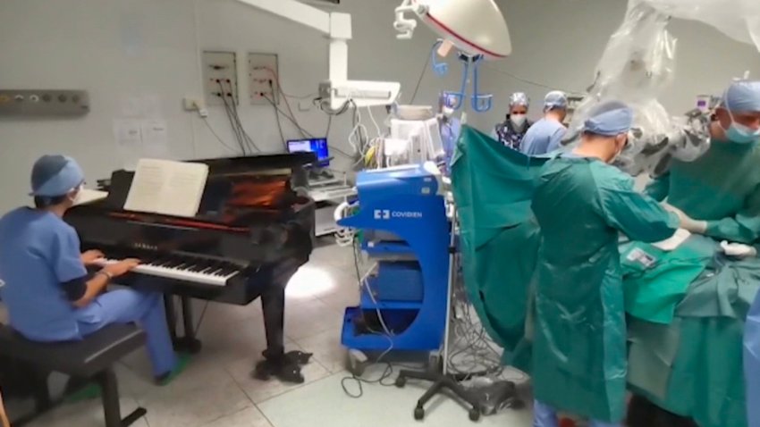 Un piano en el quirófano: la técnica para operar a niño con doble tumor