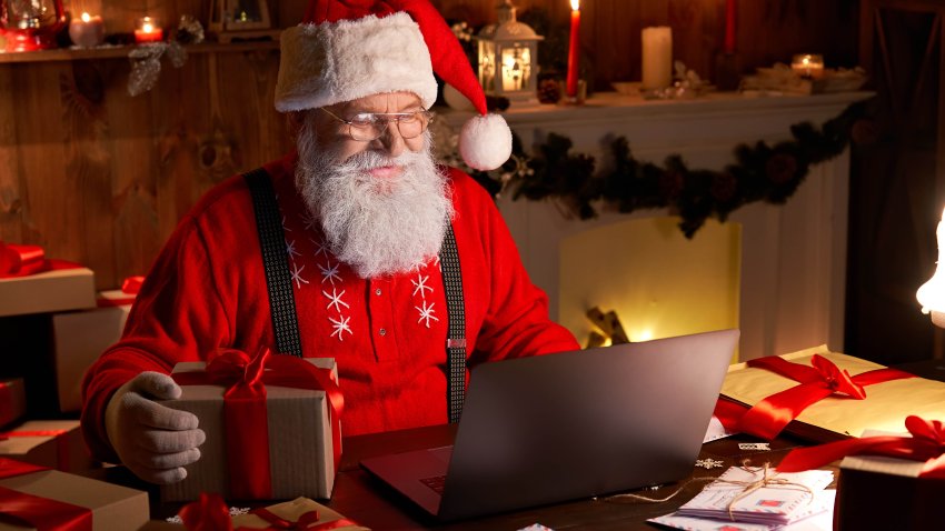 Fotografía de ilustración de un Santa Claus hablando por videollamada.