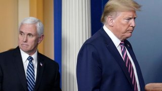 El presidente saliente de EEUU, Donald Trump, y el vicepresidente Mike Pence llegan a la sesión informativa diaria del grupo de trabajo sobre el coronavirus en la Casa Blanca el 24 de abril de 2020 en Washington, DC.