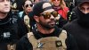 Acusan al líder del grupo Proud Boys por quemar pancartas de Black Lives Matter