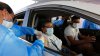 Centro de vacunación desde el auto inicia operaciones en México