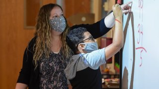Ducey anula orden que exige el uso de mascarillas en escuelas