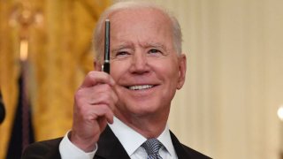 El presidente de los Estados Unidos, Joe Biden, pronuncia comentarios sobre la respuesta al COVID-19 y la vacunación en el East Room de la Casa Blanca en Washington, DC, el 17 de mayo de 2021.
