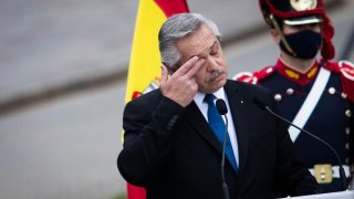 El presidente de Argentina, Alberto Fernández, y el primer ministro de España, Pedro Sánchez (no en la foto), celebran una conferencia de prensa conjunta en la Casa Rosada en Buenos Aires, Argentina, el 9 de junio de 2021.