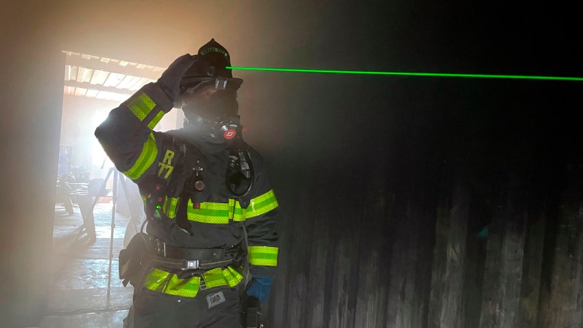 El bombero Norman Bolaños fue registrado al usar un casco con rayos láser, bautizado C-Thru por su empresa creadora, Qwake Technologies, durante una demostración, en Menlo Park (California, EE.UU.). EFE/Marc Arcas