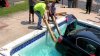 Auto termina en el fondo de una piscina; lo que debieron hacer para sacarlo