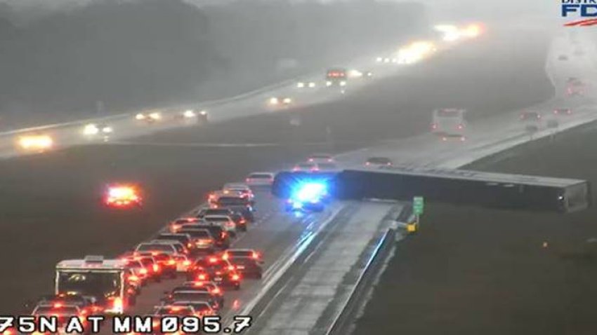 Captan en video un tornado en la I-75 de Florida; camión termina volcado