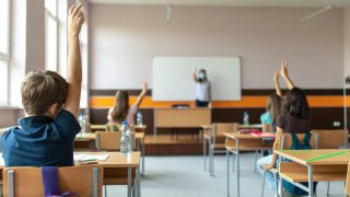 Arizona flexibiliza reglas para maestros sustitutos debido a la escasez de personal