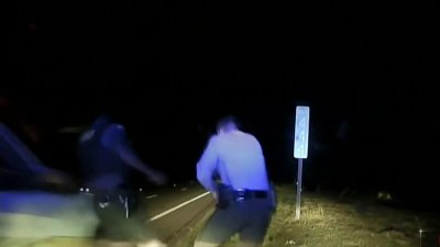 Conductor de Tesla en auto-pilot choca a patrullas policiales