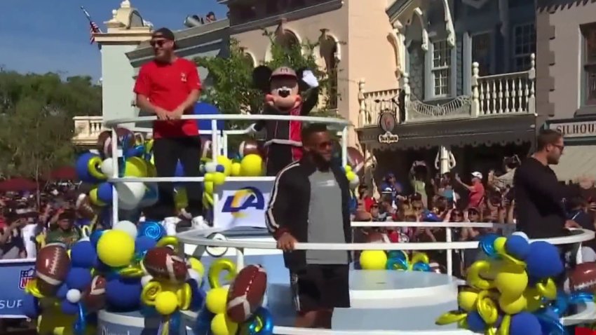 Jugadores de los Rams celebran triunfo del Super Bowl LVI en Disneyland
