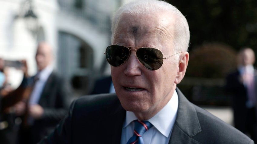 Fiel a su religión católica, Biden se impone ceniza en la frente en el inicio de la Cuaresma