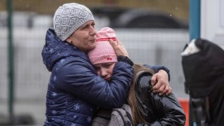 Una madre ucraniana se abraza con su hija el miércoles tras llegar al pueblo de Korczowa, en Polonia.