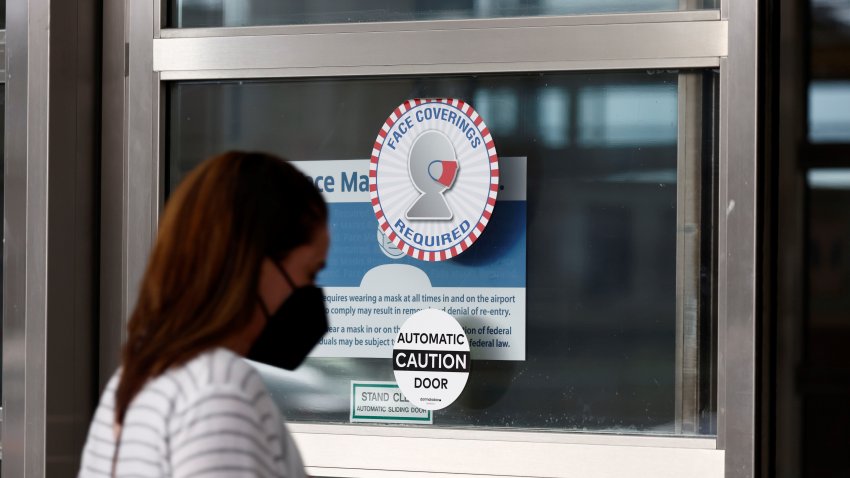 Jueza federal anula mandato de mascarillas en aviones y transporte público