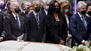 Joe Biden, Barack y Michelle Obama, junto a Bill Clinton en el tributo a Madeleine Albright.