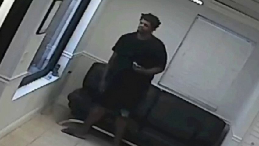 Buscan a presunto ladrón de auto en concesionario de Tampa