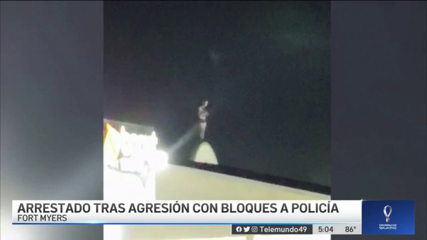 Hombre hispano semi desnudo sube a techo de restaurante y enfrenta a autoridades
