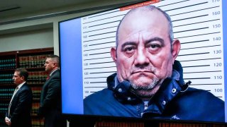 Una imagen del narcotraficante colombiano Dairo Antonio Usuga, también conocido como Otoniel, se muestra en una pantalla mientras el fiscal del Distrito Este de Nueva York, Breon Peace (fuera de marco), habla durante una conferencia de prensa sobre su extradición en la ciudad de Nueva York el 5 de mayo de 2022.
