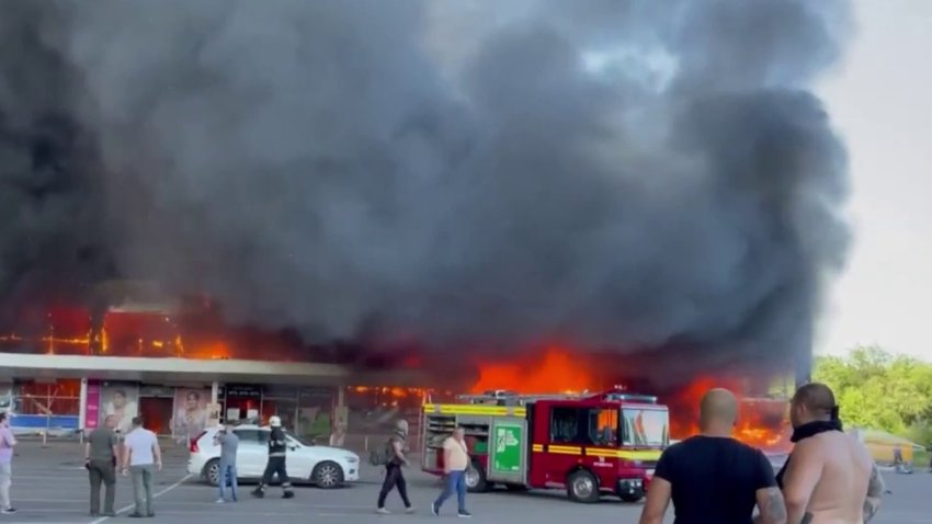En imágenes: centro comercial de Ucrania en llamas tras ataque de misiles