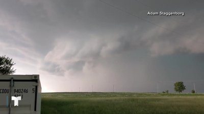 Captado en video: aparente tornado cruza con furia zonas pobladas en Kansas