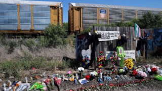 La gente visita y reza donde decenas de migrantes muertos fueron encontrados en un camión en San Antonio, Texas, Estados Unidos, el 29 de junio de 2022.