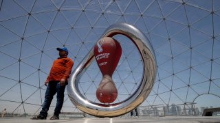 El reloj del trofeo de la Copa Mundial de la FIFA 2022 se ve en Doha.