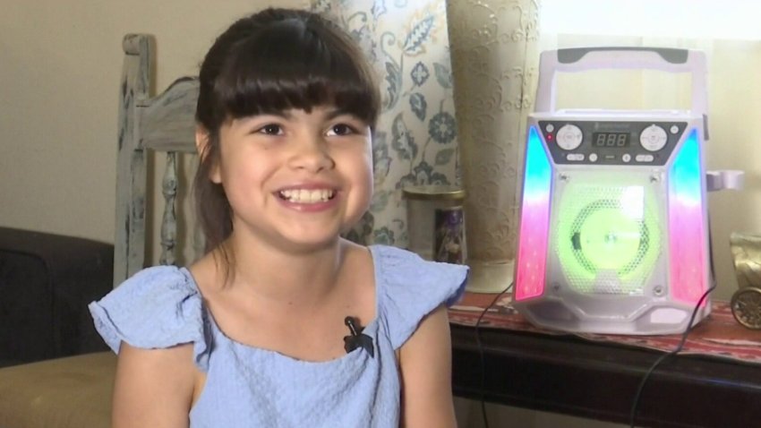 Niña hispana se hace viral en las redes sociales interpretando canciones de Selena Quintanilla