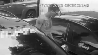 Policía: hombre llega en bicicleta y se roba un auto en Winter Haven