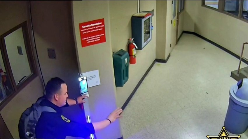 En video: policía colapsa tras ser expuesto al fentanilo en una prisión