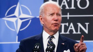 El presidente de los Estados Unidos, Joe Biden, está dando una conferencia de prensa durante la Cumbre de la OTAN en el centro de congresos IFEMA en Madrid, España, el 30 de junio de 2022.