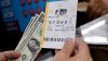 Es mujer y compró boleto en gasolinera: revelan quién ganó premio de Mega Millions de $1,200 millones
