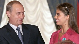 Vladimir Putin le entregó a Alina Kabaeva un ramo de flores cuando ella era gimnasta durante un acto en el Kremlin, en el 2001.