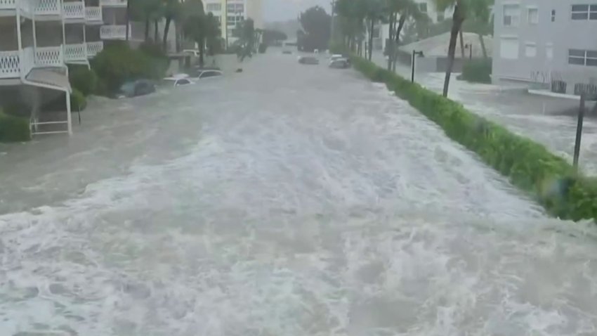 Calle convertida en río: marejada ciclónica desplaza autos y comunidades