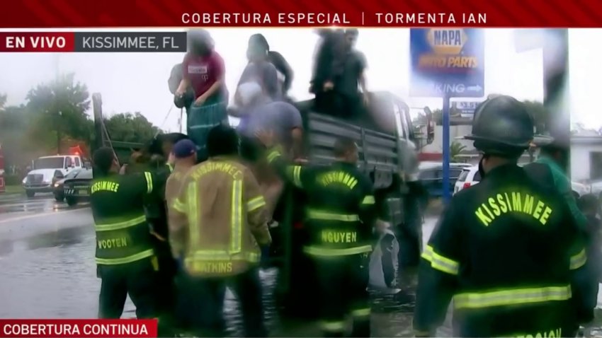 Descalzos o en calzoncillos: rescatan a personas atrapadas en centro de Florida