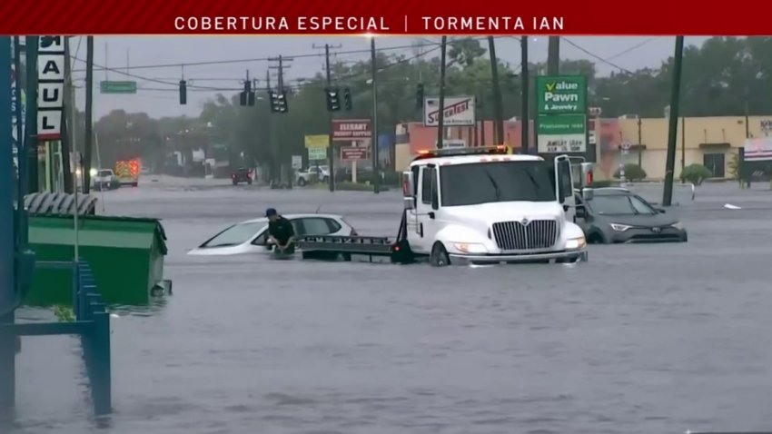 Camiones quedan varados en medio de carretera de Florida tras paso de Ian