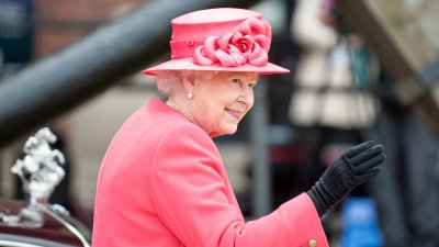 Así fue como la reina Isabel II marcó la historia a través de sus coloridos atuendos