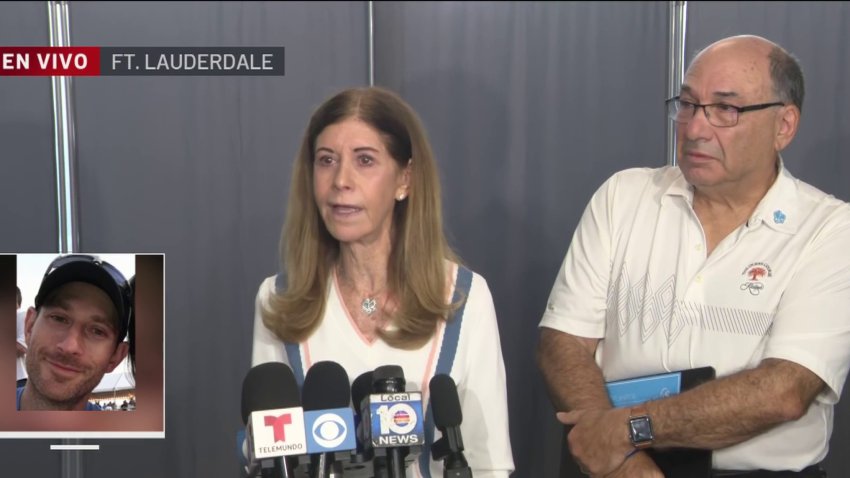 Padres de profesor asesinado en Parkland reaccionan ante cadena perpetua
