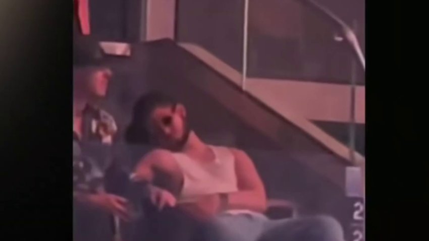 Mira lo que hizo Karol G con un fanático que se durmió en su concierto