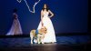 En video: joven se corona reina de belleza junto a su perro de servicio